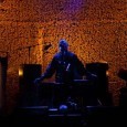 C&rsquo;est Vladkergan du site Vampirisme.Com qui m&rsquo;a vivement recommandé d&rsquo;écouter Wardruna. Et je ne regrette absolument pas.
 Première découverte rapide (vue sur wikipédia – oui, je sais….)
Wardruna est un projet musical lancé par Kvitrafn (Einar Selvik), avec Gaahl et Lindy Fay Hella, basé sur les anciennes croyances nordiques. Le projet est tout particulièrement centré sur l&rsquo;alphabet [...]