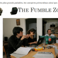 Tout commence par une devise forcément très rôliste (hum… hum… raclement de gorge) :
Il est des ténèbres que même les plus grands paladins, les vampires primordiaux ainsi que les maîtres Sith craignent…
The Fumble Zone, la websérie rôliste et suisse (oui aussi)
Le premier épisode date déjà de novembre 2012, et il était déjà prometteur. L&rsquo;on y [...]