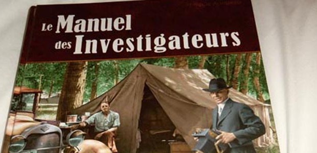 EmailPrintLe Manuel des Investigateurs
En parcourant les allées encombrées du FIJ nous sommes tombés sur… Le Stand de Sans-Détour et les ouvrages impies dont : &laquo;&nbsp;Le Manuel des Investigateurs&laquo;&nbsp;… Celui-ci est toujours en précommande sur le site, et le voir là, en un nombre d&rsquo;exemplaires si limités (50 !)… On pouvait pas résister !
Alors &laquo;&nbsp;Le Manuel [...]
