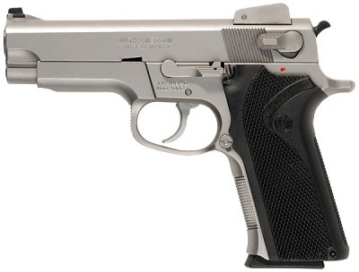 Inaugurant la 3ième génération des pistolets Smith & Wesson, le S&M 4006 est présenté en janvier 1990. Il s’agit là d’une pistolet semi-automatique double action en acier inoxydable, de calibre 40 S&W. Il dispose d’un canon de 4 pouces, soit 102 millimètres pour une longueur totale de 191 millimètres et un poids de 1058 grammes. Son chargeur contient 11 cartouches seulement. 