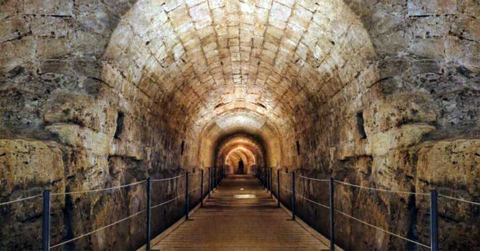 Un réseau de tunnels secret des Templiers décou­vert sous la ville d’Acre en Israël