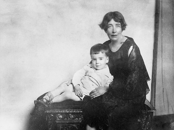 Sylvia Pankhurst avec son fils dans les années 30
