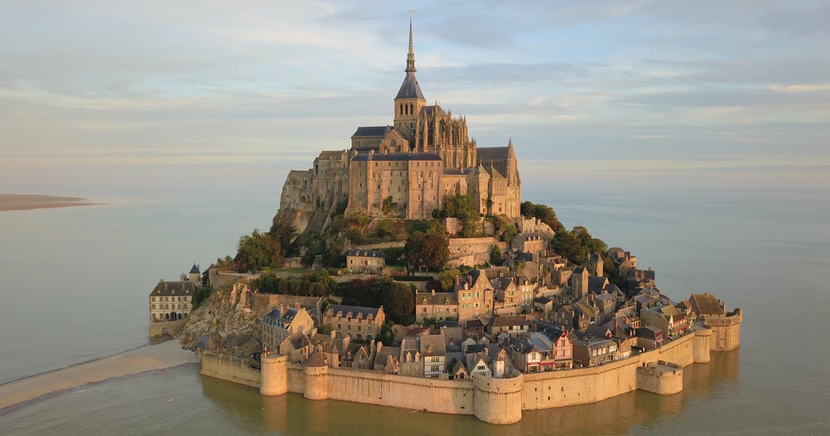 Aubert d’Avranches fonde le sanctuaire du mont Saint-Michel