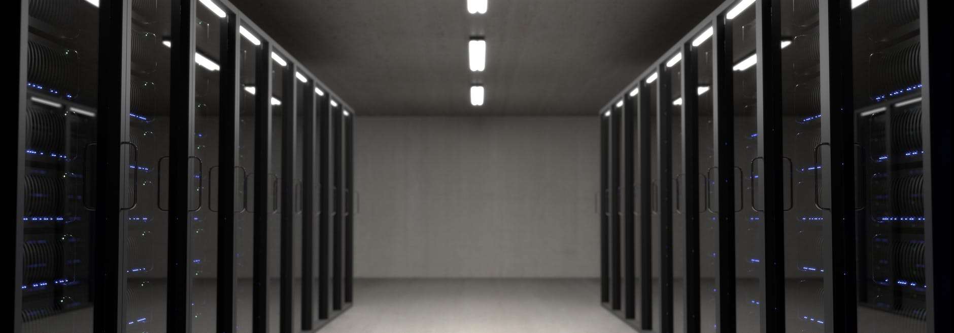 base de données - black server racks on a room