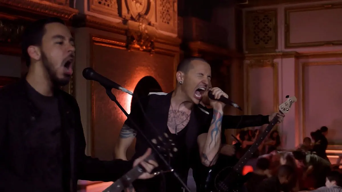Bleed It Out est le deuxième single de l'album Minutes to Midnight de Linkin Park, sorti en juillet 2007.